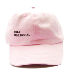 Gorra "rosa millennial" letras negras