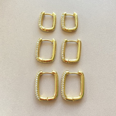 Brinco Retangular Vazado Pequeno Strass