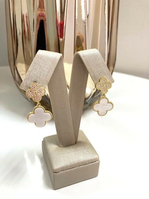 Brinco Trevos Madrepérola e Zircônias