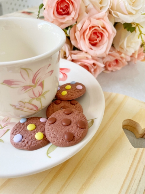 cookie com confeitos coloridos e gotas de chocolat