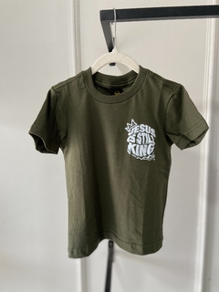 Camisa Jesus is still King (Jesus ainda é Rei) verde - USE LITTLE BRO