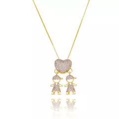 Gargantilha Canga Coração Dois Meninos Cravejados em Zircônias Cristal Banhada a Ouro 18K 45cm