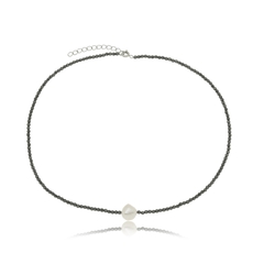 Colar choker hematita preta com pérola