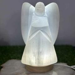 Luminária Anjo Selenita branca 30cm base madeira e luz led