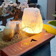 Luminária G Quartzo rosa bruto 20cm Luz led e base madeira - loja online