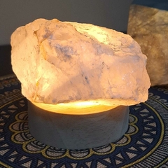 Luminária Quartzo rosa bruto 10cm Luz led e base madeira - loja online