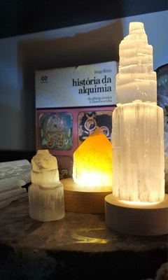 Luminária Torre de Selenita branca 30cm base madeira e luz led na internet
