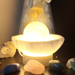 Luminária Bowl Selenita branca com Esfera de cristal base madeira e luz led