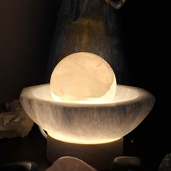 Luminária Bowl Selenita branca com Esfera de cristal base madeira e luz led - comprar online