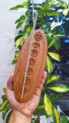 Incensário Canoa madeira 7 chakras 20cm - comprar online