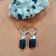 Brinco Turmalina negra minimalista - comprar online