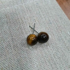 Brinco mini esfera Olho de Tigre