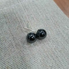 Brinco mini esfera Hematita
