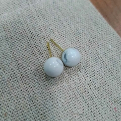 Brinco mini esfera Howlita