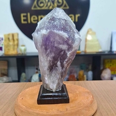 Ametista bruta no pedestal de madeira 14cm 720G - comprar online