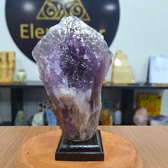 Ametista bruta no pedestal de madeira 14cm 720G