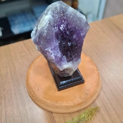 Ametista bruta no pedestal de madeira 14cm 720G na internet