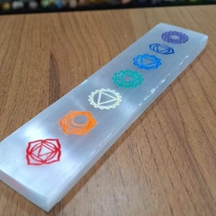 Régua 7 chakras em Selenita branca com cores na internet