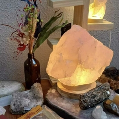 Luminária Quartzo rosa rústica com base Led luz amarela madeira 4000g