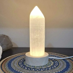 Luminária Ponta Selenita branca 15cm com base Led luz amarela/branca madeira