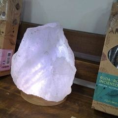 Luminária Ametista rústica com base Led luz branca madeira 2500G na internet