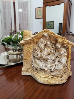Pesebre de una pieza con casita peltre y dorado