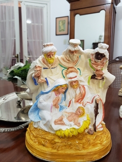 Pesebre una pieza con reyes colorido