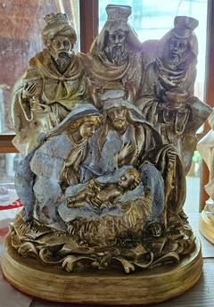 Pesebre con reyes en dorado