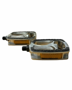 Código 2255 - Pedal Zentha cuerpo aluminio rosca 1/2 superficie goma antideslizante
