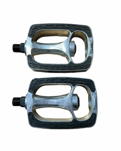 Código 2255 - Pedal Zentha cuerpo aluminio rosca 1/2 superficie goma antideslizante - comprar online