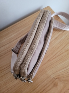 Imagen de BANDOLERA TRIPLE CIERRE BEIGE