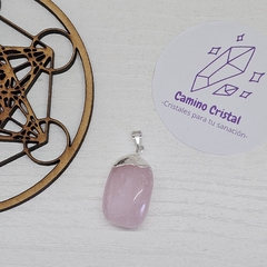 DIJE DE CUARZO ROSA CON BAÑO DE ELECTROPLATA