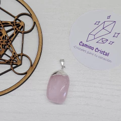 DIJE DE CUARZO ROSA CON BAÑO DE ELECTROPLATA