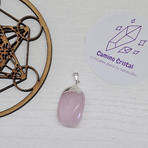 DIJE DE CUARZO ROSA CON BAÑO DE ELECTROPLATA
