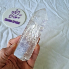 PUNTA DE CUARZO CRISTAL FACETADA CON BASE CON ARCOÍRIS