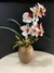ARRANJO ORQUÍDEAS ARTIFICIAIS BRANCA COM ROSA NO VASO DE VIDRO MARROM