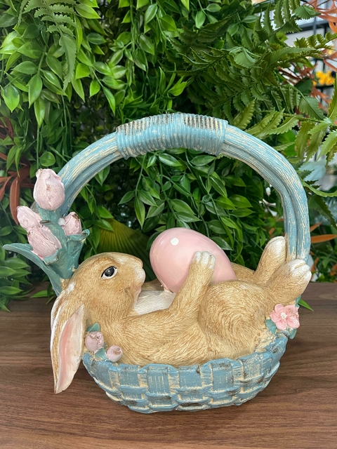 Coelho Decorativo Resina na Cesta.