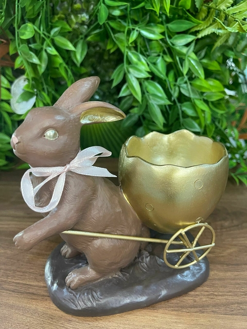 Coelho Decorativo Resina Puxando Carrinho.