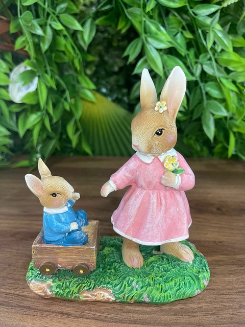 Coelho Decorativo Resina C/Filhote Carrinho.