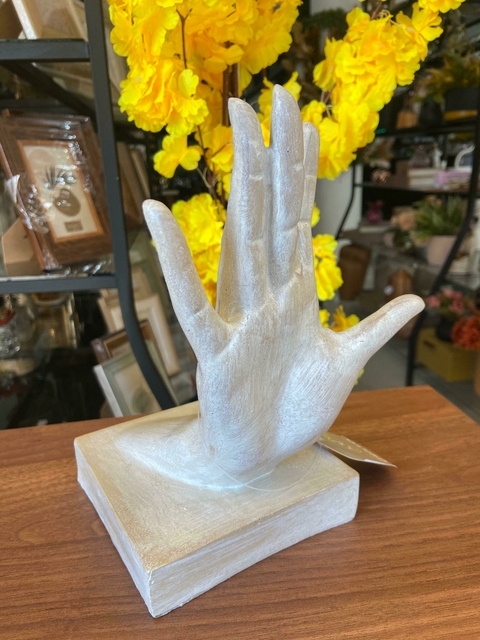 Adorno em resina mão off white.