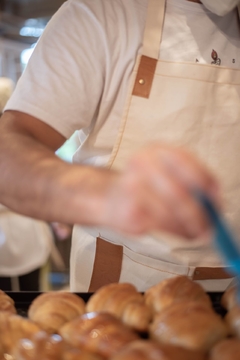 Gastronomía DELANTAL CON PECHERA DE JEAN CON DETALLES EN ECOCUERO - comprar online