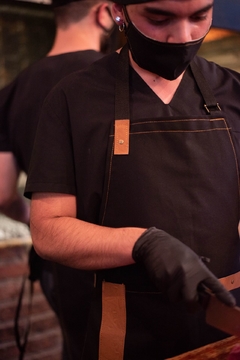 Gastronomía DELANTAL CON PECHERA DE JEAN CON DETALLES EN ECOCUERO - LUGAREÑOS