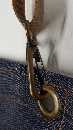 DELANTAL DE JEAN 10 OZ CON MOSQUETÓN, DETALLES EN CUERO Y CINTA CAMEL