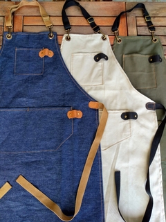 DELANTAL DE GABARDINA CON DOBLE MOSQUETÓN Y DETALLES EN ECO CUERO NEGRO - LUGAREÑOS