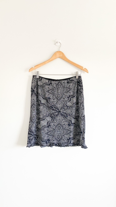 Falda negra con estampado blanco