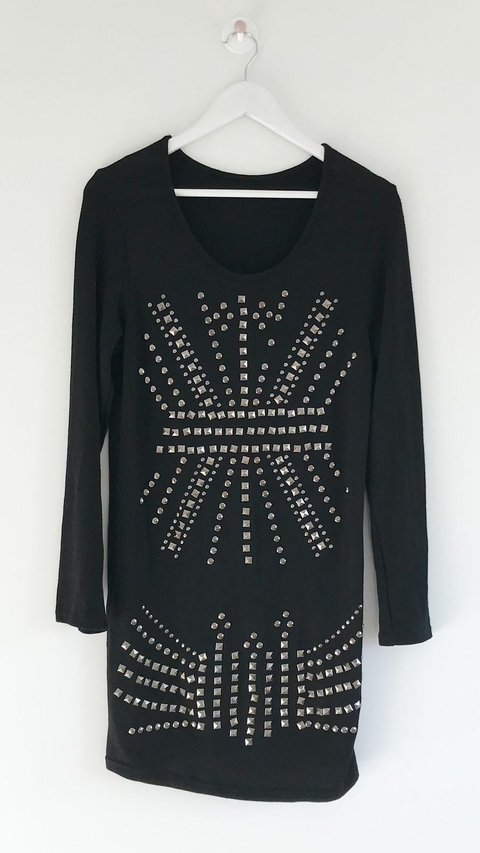 Vestido negro con tachas