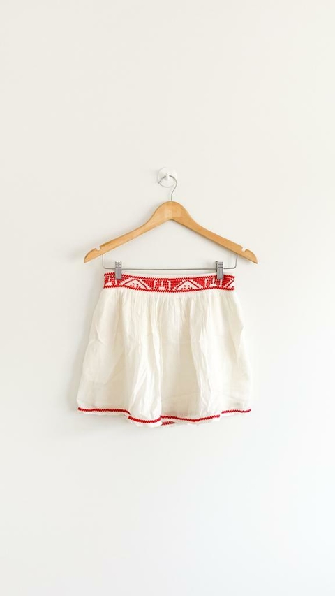 Falda blanca con bordado en rojo FOREVER 21