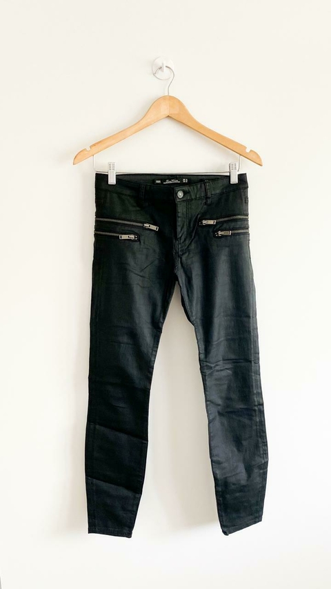 Pantalon negro engomado ZARA