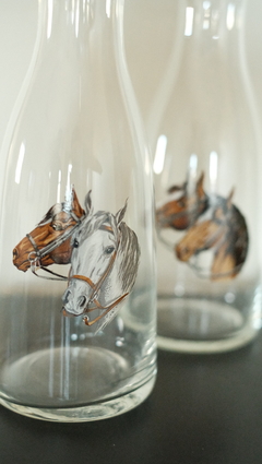 Botella con ilustraciones de caballos en internet