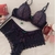 Conjunto de lingerie azul marinho em renda com sutiã com bojo e calcinha estilo shortinho
